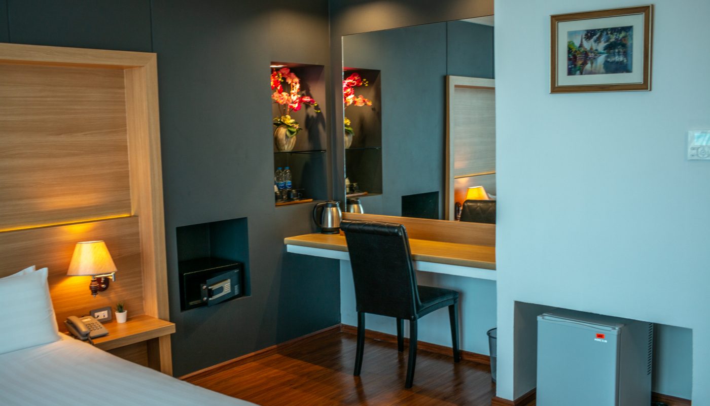 Deluxe Double Room working area The Three Hatyai Hotel